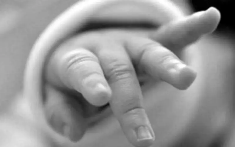 Bé gái 2 tuổi ở Anh tử vong vì nuốt pin cúc áo: Lời cảnh tỉnh cho các bậc phụ huynh