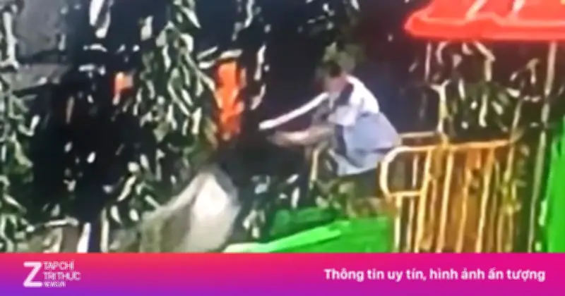 Bé gái bị đẩy ngã lộn cổ ở sân chơi chung cư, nứt xương hốc mắt