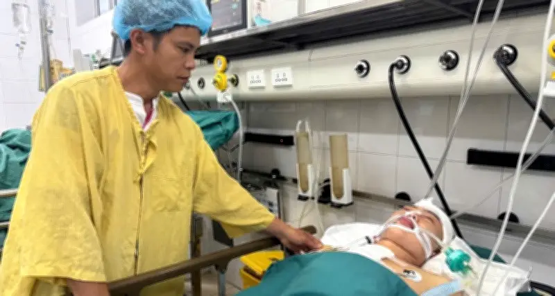 Bố mẹ nghèo bán sạch thóc không đủ tiền cứu con trai tai nạn nguy kịch