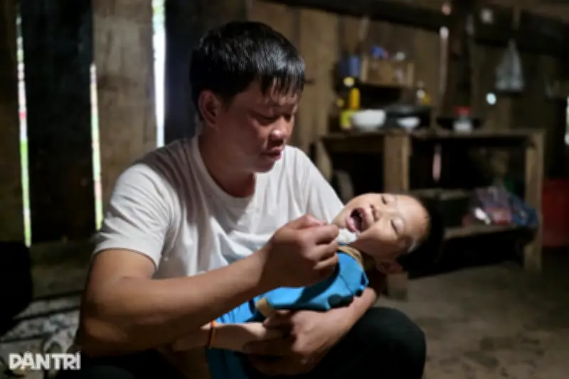 Bố đơn thân gồng mình nuôi 4 con, trong đó 1 bé bại não nằm liệt giường