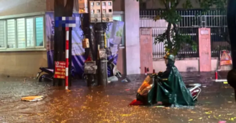 Bỏ đăng bài khoe con đỗ trường chuyên, con trai hỏi một câu khiến mẹ lặng người