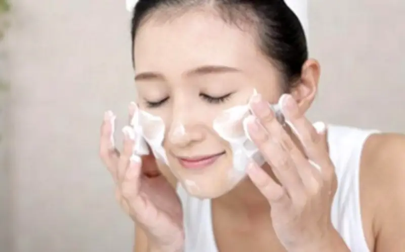 Bí quyết dùng sữa rửa mặt giúp da sáng mịn bất ngờ
