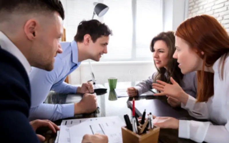 Bị sếp làm bẽ mặt: Người khôn ngoan làm 2 việc này, không im lặng hay cãi lại