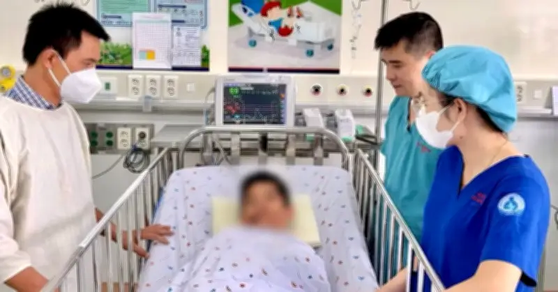 Bé trai 10 tuổi bị ô tô cán qua người, hai bệnh viện chạy đua suốt 10 giờ cứu sống