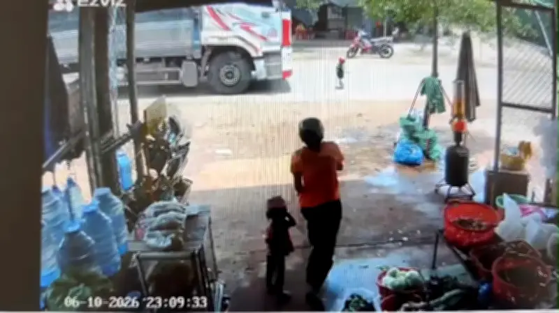 Bé trai 3 tuổi tử vong sau khi bị xe tải tông khi băng qua đường