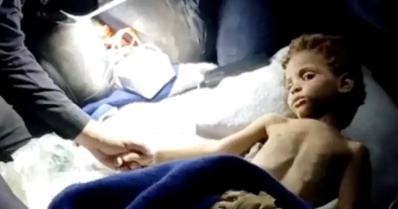 Bé trai sống sót sau 6 ngày dưới đống đổ nát động đất Venezuela