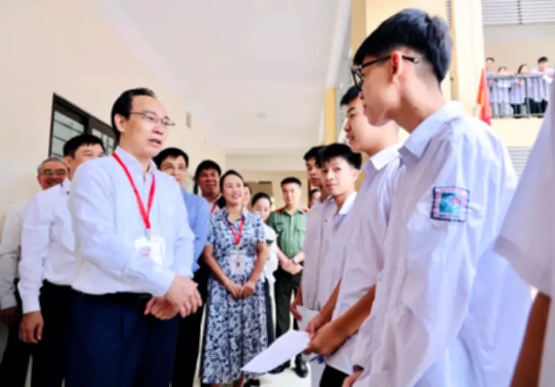 Bộ trưởng GD-ĐT kiểm tra điểm thi THPT Kim Động, động viên thí sinh