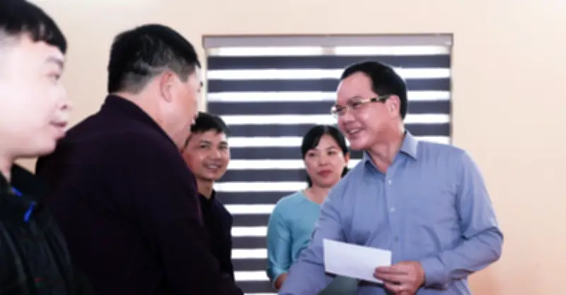 Bộ trưởng Nguyễn Đình Khang thăm, tặng quà đồng bào dân tộc thiểu số tại Lạng Sơn