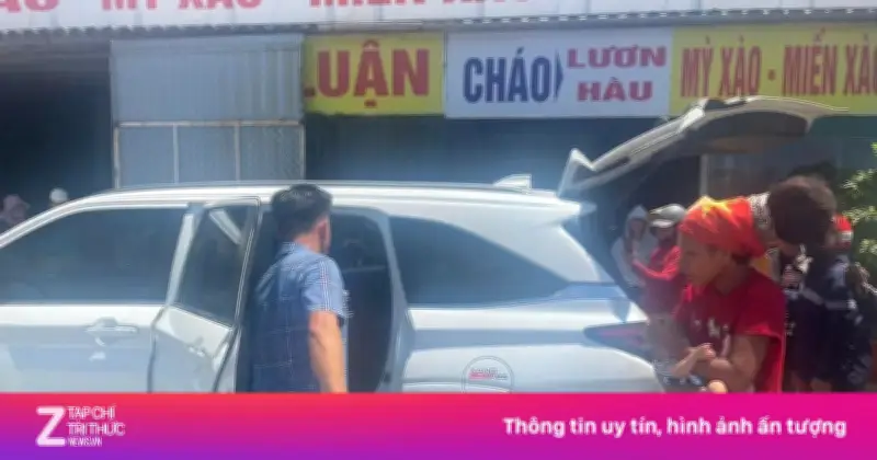Ba mẹ con đi bộ xuyên miền Trung dưới nắng 40 độ C được hỗ trợ về nhà