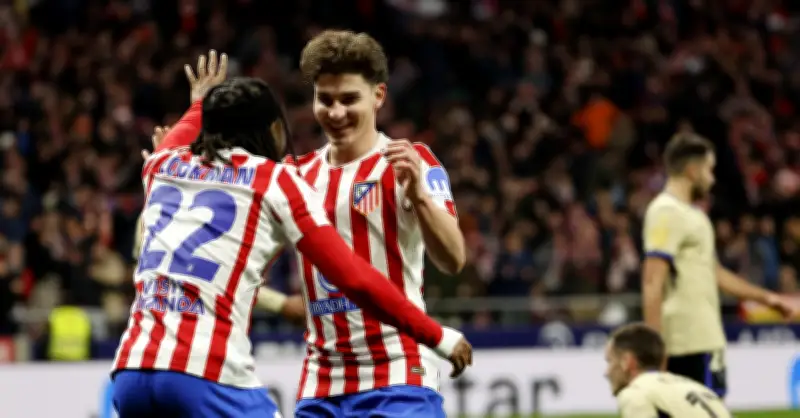 Barcelona gặp khó trong thương vụ chiêu mộ Julian Alvarez