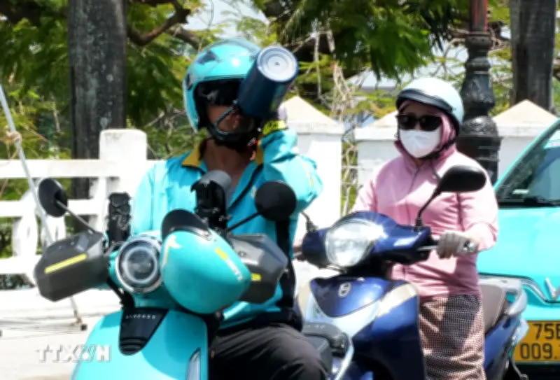 Bắc Bộ và Trung Bộ nắng nóng trên 40 độ C, chiều tối có dông lốc