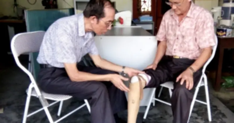 Bác sĩ thương binh 81 tuổi suốt 21 năm làm chân giả miễn phí cho hơn 1.500 người khuyết tật