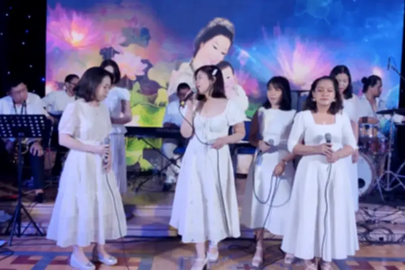 Bác sĩ TPHCM làm ca sĩ gây quỹ sáng mắt cho trẻ em
