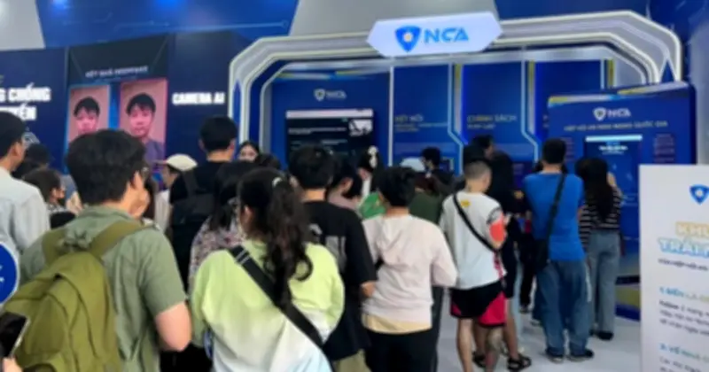 Bức tường An ninh mạng giữa phố đi bộ Nguyễn Huệ hút khách xếp hàng