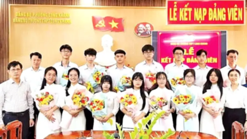 Bồi dưỡng học sinh ưu tú kết nạp Đảng tại Đồng Nai dịp 19/5