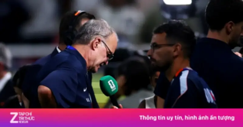 Bielsa nổi đóa với phóng viên sau khi Uruguay bị loại khỏi World Cup 2026