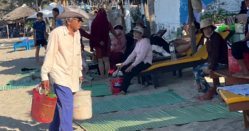 Biển An Bàng đông nghịt du khách tránh nóng, người lao động mưu sinh trên cát bỏng