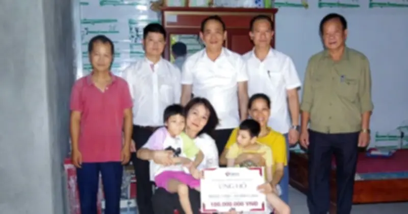 Bạn đọc ủng hộ 100 triệu đồng hai bé gái song sinh mắc bệnh bại não ở Hưng Yên