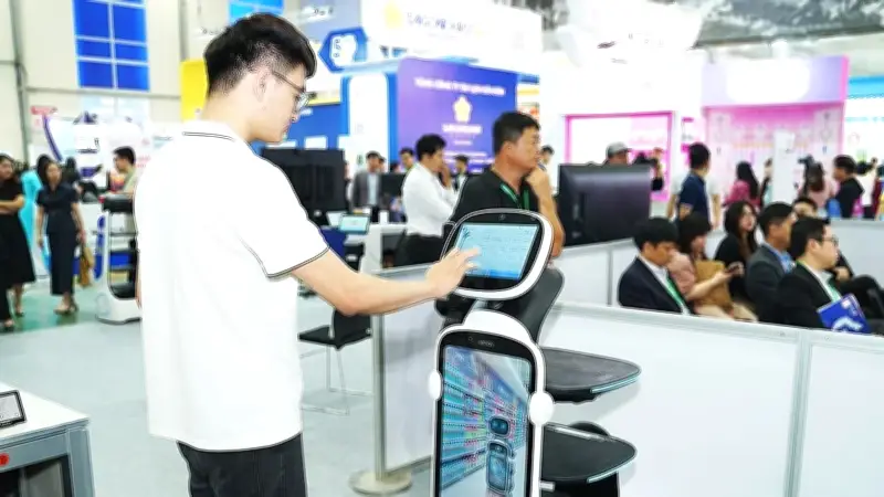 Băn khoăn bản quyền khi sáng tạo cùng AI: Ai là tác giả?