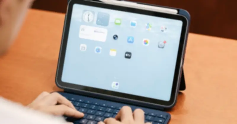 Bàn phím tháo rời cho iPad pin 2 tháng, giá hơn 1 triệu đồng