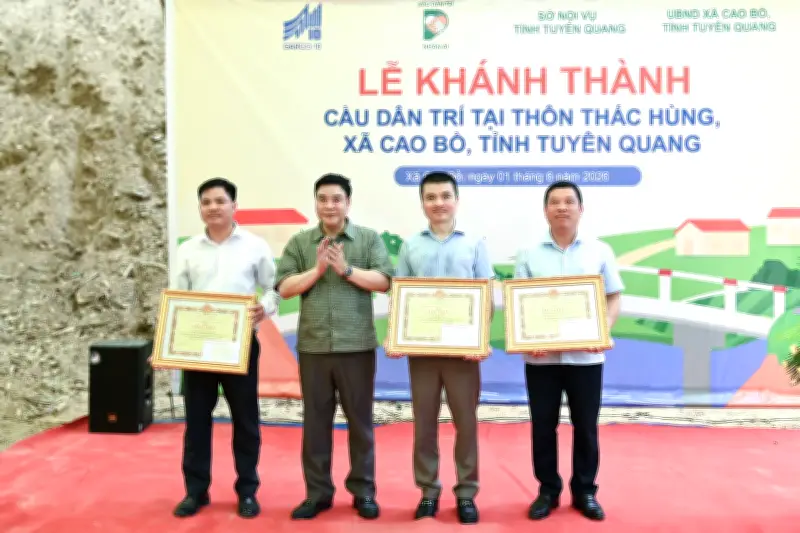 Báo Dân trí và May 10 nhận Bằng khen vì đóng góp an sinh xã hội tại Tuyên Quang