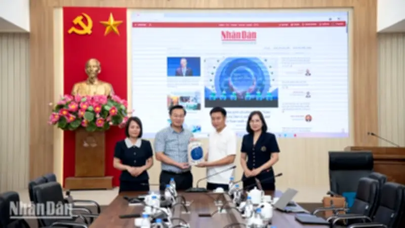 Báo Nhân Dân và Quảng Ninh trao đổi chiến lược báo chí hiện đại, ứng dụng AI