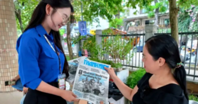 Báo Thanh Niên trao tặng hàng trăm tờ báo cho phụ huynh tại điểm thi Đà Nẵng