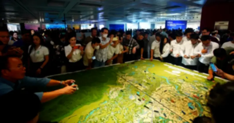 Bảo tàng Hà Nội chật kín người xem quy hoạch thủ đô 100 năm