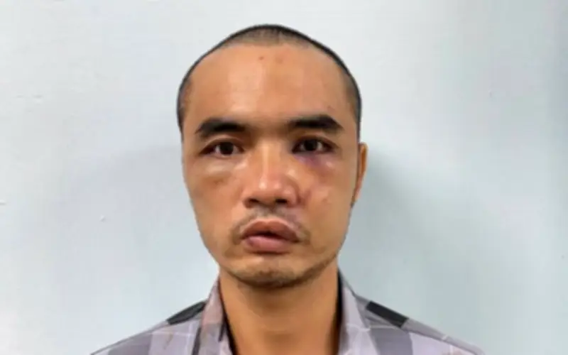 Bắt kẻ có tiền án giết người cầm 2 con dao chém vỡ kính loạt ô tô ở Hà Nội