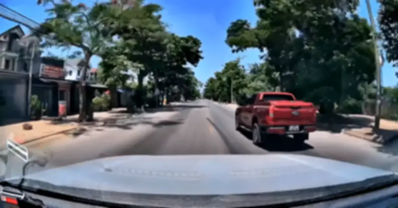 Bất ngờ thấy CSGT, lái xe bán tải quay đầu né khiến ô tô phía sau phanh dúi dụi