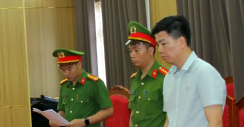Bắt Phó Chủ tịch xã liên quan vụ lấn cát đá bờ sông Hồng gây đổ sập sau bão Yagi