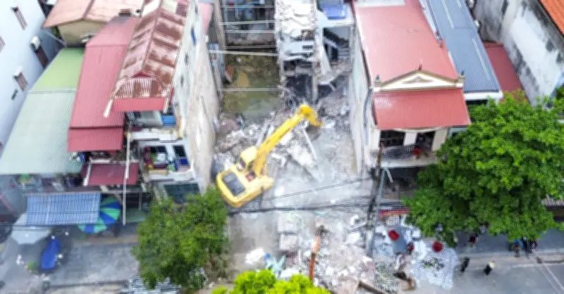 Buộc phá dỡ 2 ngôi nhà sau sự cố đào móng công trình ở giữa