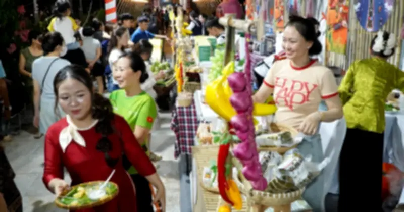 Buffet bánh dân gian và trái cây miễn phí tại bến Ninh Kiều Cần Thơ