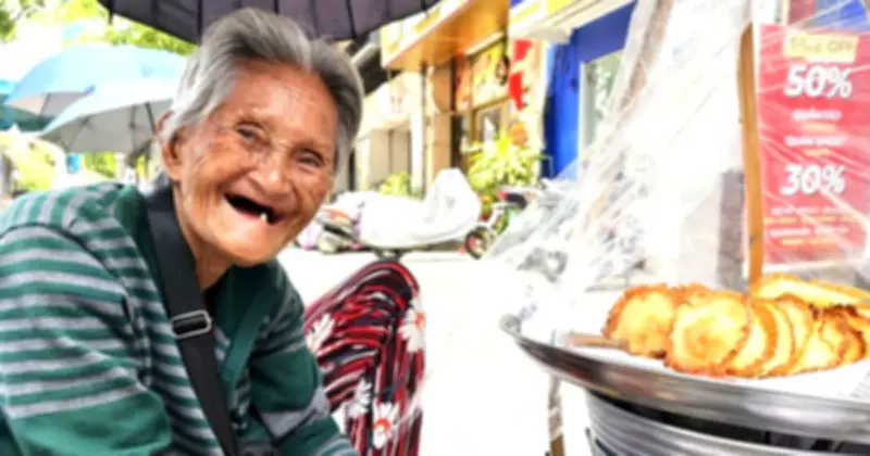 Cụ bà 83 tuổi bán bánh vỡ òa khi tâm nguyện đưa tro cốt con vào chùa thành hiện thực