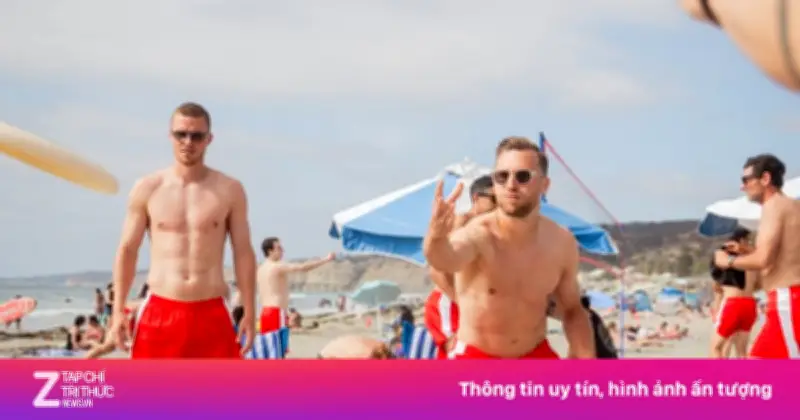 Cơ bắp tuyển Thụy Sĩ 'đốt mắt' fan trên bãi biển trước thềm World Cup 2026