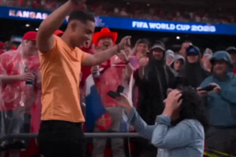 Cô gái quỳ gối cầu hôn bạn trai trên khán đài World Cup 2026 gây sốt