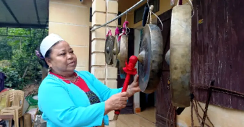 Cô giáo nghỉ hưu một đời đắm đuối với tiếng hát dùm của người Mường