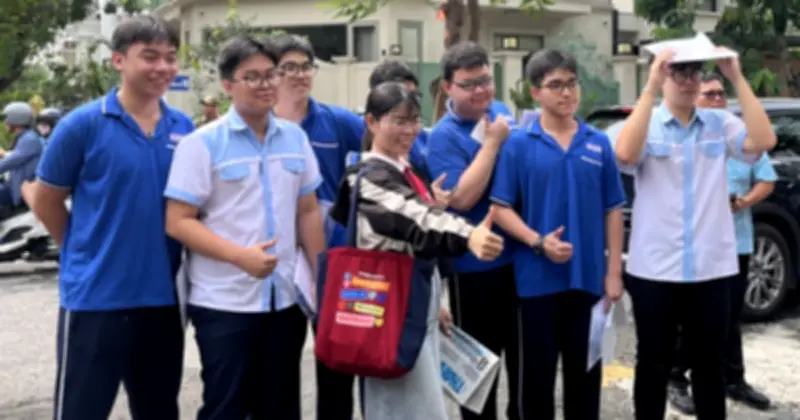 Cô giáo rong ruổi 5 điểm thi gặp học trò, phụ huynh nghỉ việc đồng hành cùng con