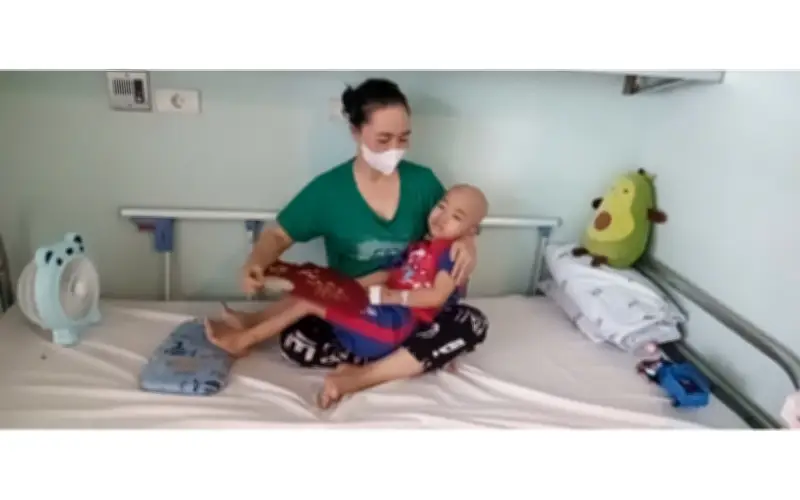 Cả đời tôi chỉ biết đầu tắt mặt tối, giờ 2 con bệnh nặng không biết lấy gì cứu con