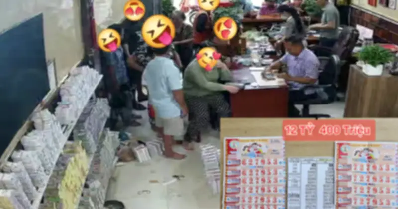 Cả xóm miền Tây trúng 12,4 tỉ đồng xổ số miền Nam, kéo nhau ra đại lý lãnh tiền