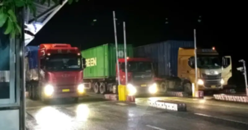 Cửa khẩu nhộn nhịp dù Trung Quốc siết quản lý thực phẩm nhập khẩu