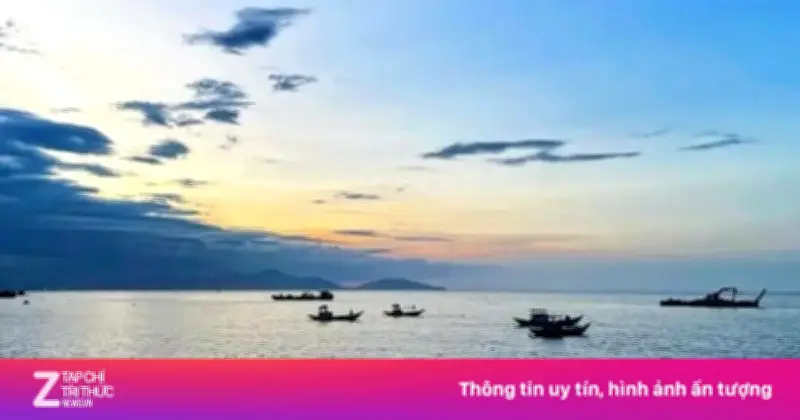Ca nô du lịch chở 19 người chìm trên biển Cửa Đại, Đà Nẵng