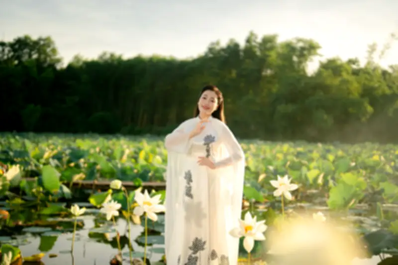 Ca sĩ Huyền Trang hát 'Em là cô gái Việt Nam' ca ngợi vẻ đẹp quê hương