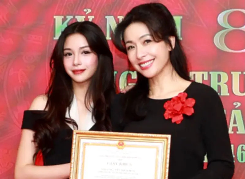 Ca sĩ Thùy Dung bất ngờ nhận giấy khen từ Cục Cảnh sát Hình sự