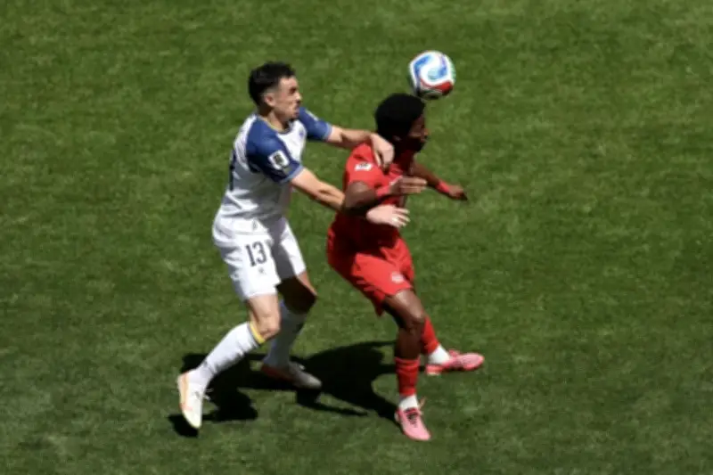 Canada 0-0 Bosnia sau hiệp 1: Thế trận căng thẳng