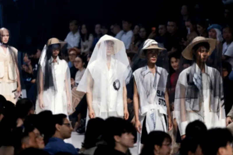 Các nhà thiết kế tái sinh di sản văn hóa truyền thống trên sàn runway Việt