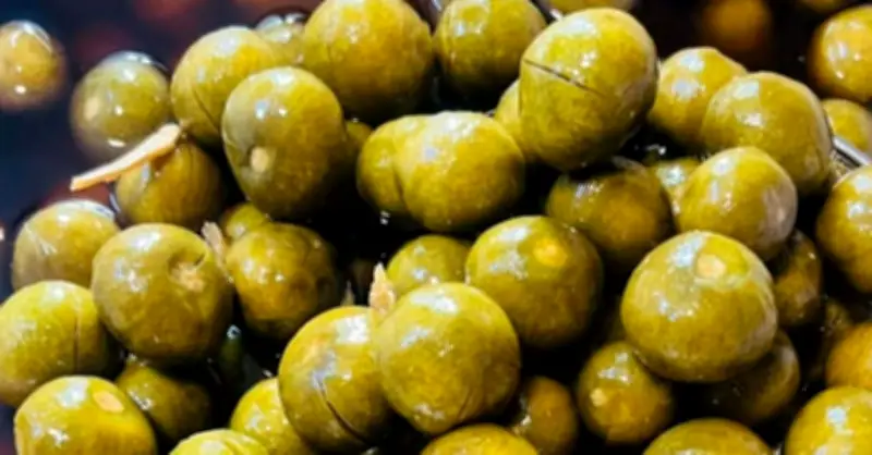 Cách chọn sấu ngon và làm sấu ngâm đường giòn, không nổi váng tại nhà