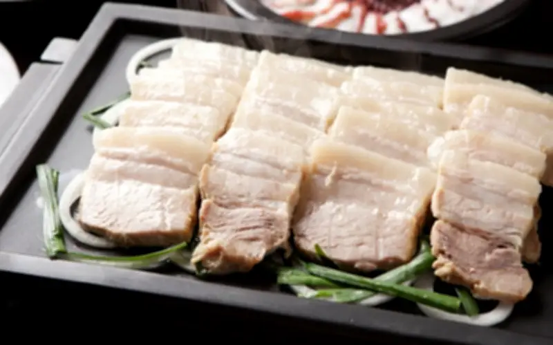 Cách luộc thịt trắng đẹp, mềm ngọt chỉ với 5 bước đơn giản