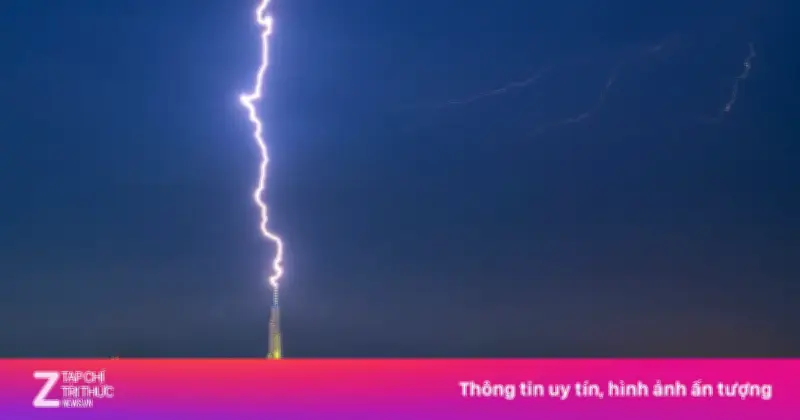 Chờ 7 năm săn khoảnh khắc sét đánh trúng Landmark 81
