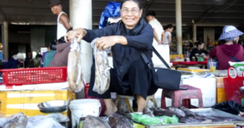 Chợ cá Cửa Tùng tấp nập du khách mua hải sản tươi ngon mỗi chiều